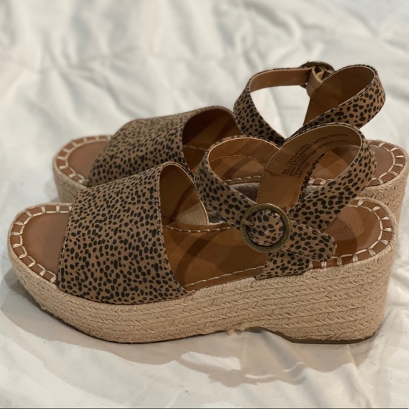 universal thread cheetah sandals